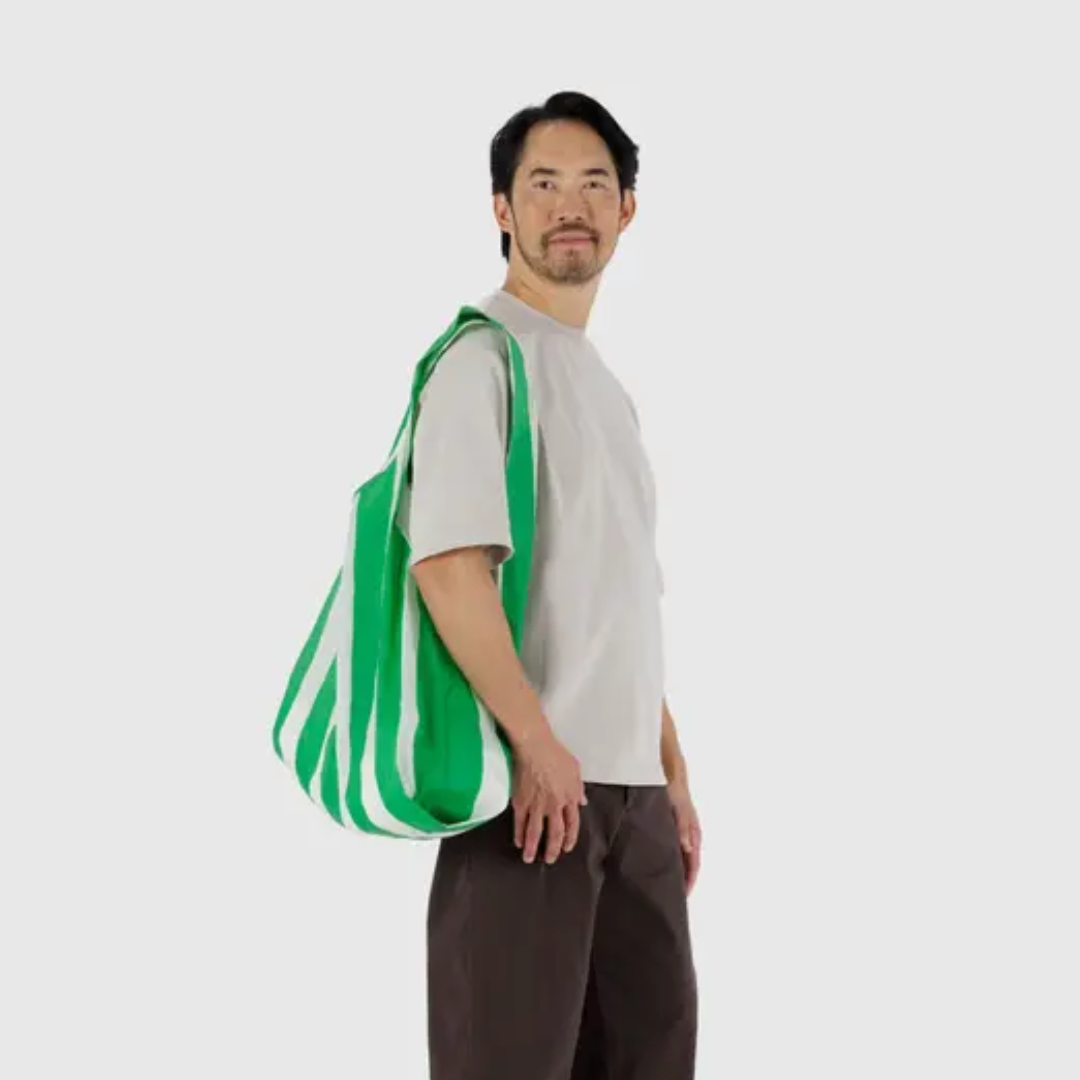 Model carrying the shopping bag