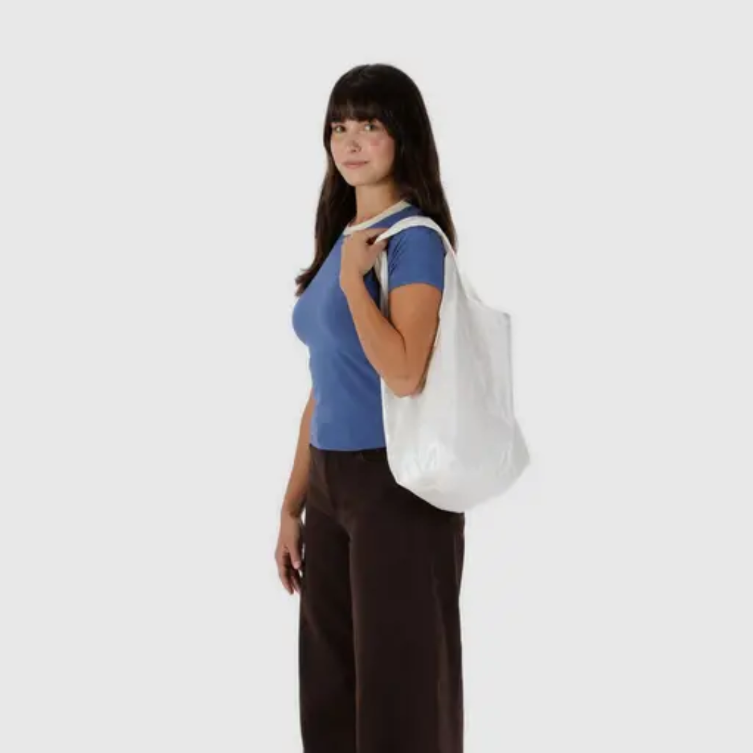 Model with the Baggu shopping bag