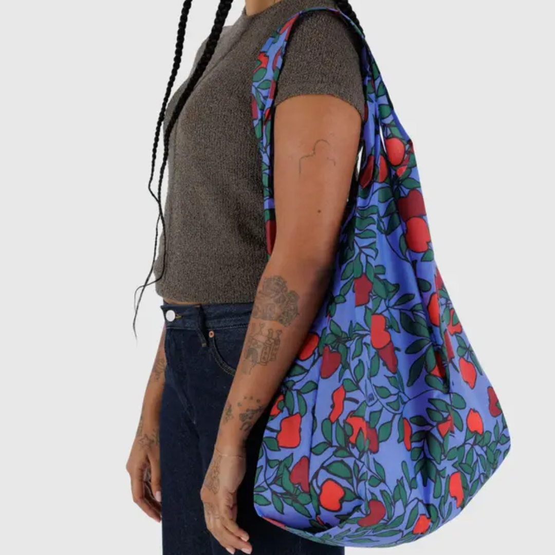 Model wears the big Baggu. It's big!!