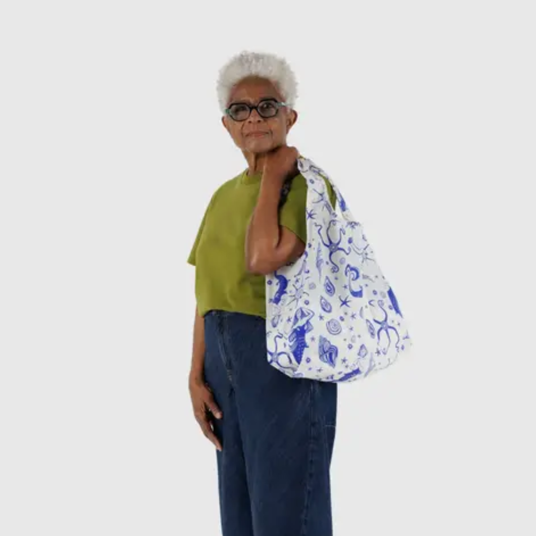 model holding Baggu shopping bag