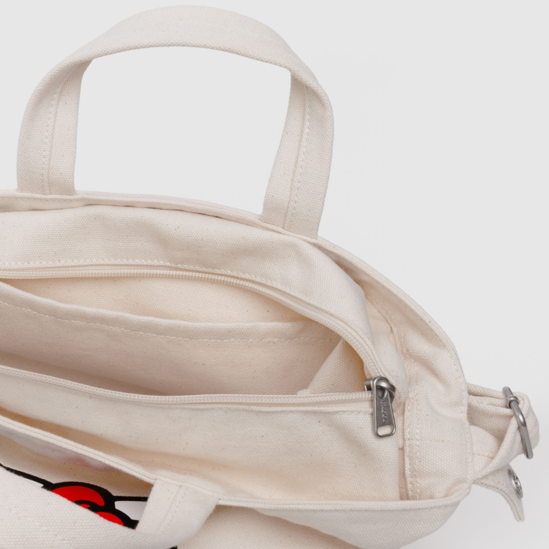 Detail of the zipper and internal pocket