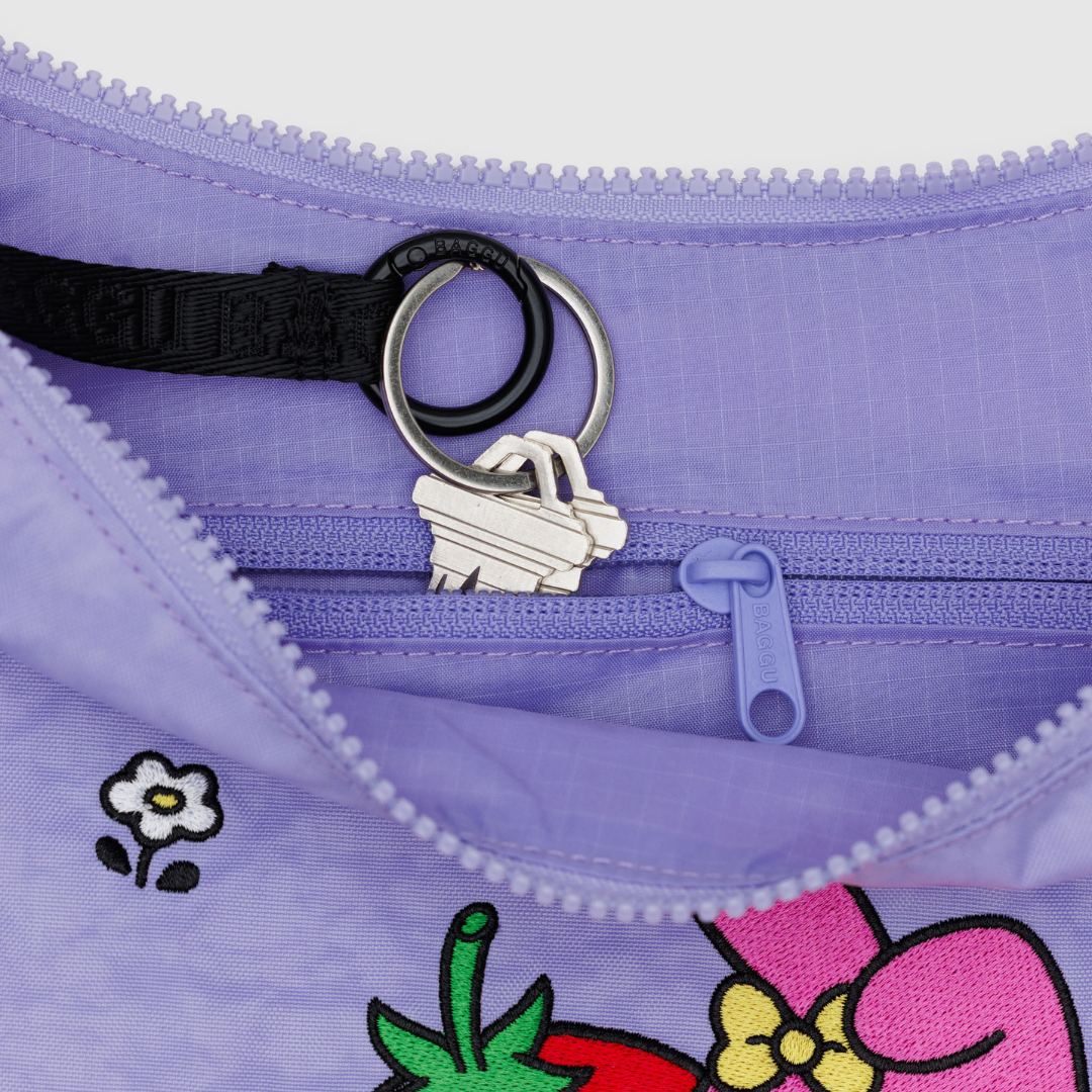 Detail of the internal pocket and the key leash