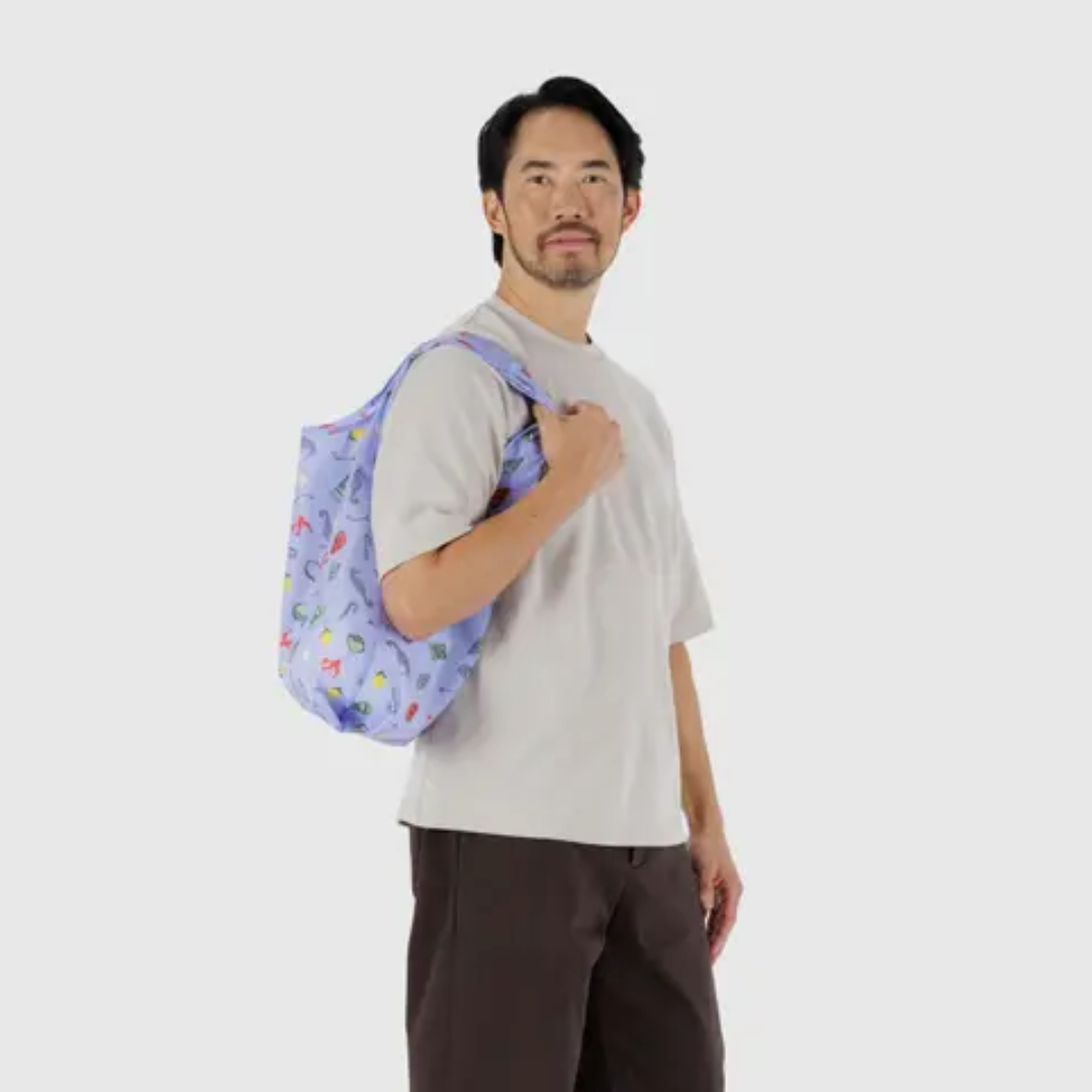 Model with standard baggu on their shoulder.
