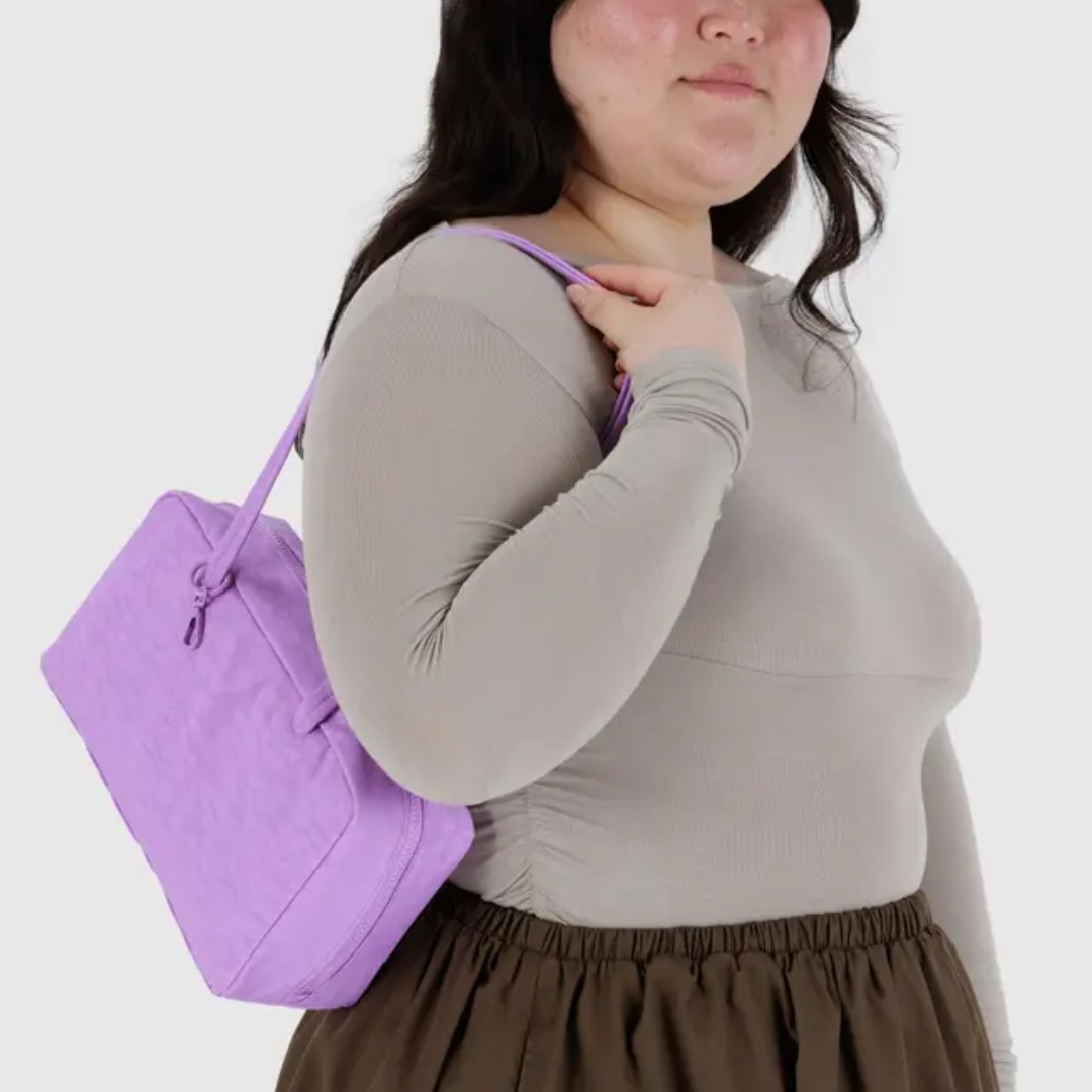 Model wearing the Baggu bowler bag on their shoulder