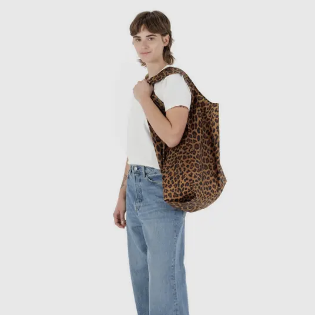 Model wearing the big baggu for scale.