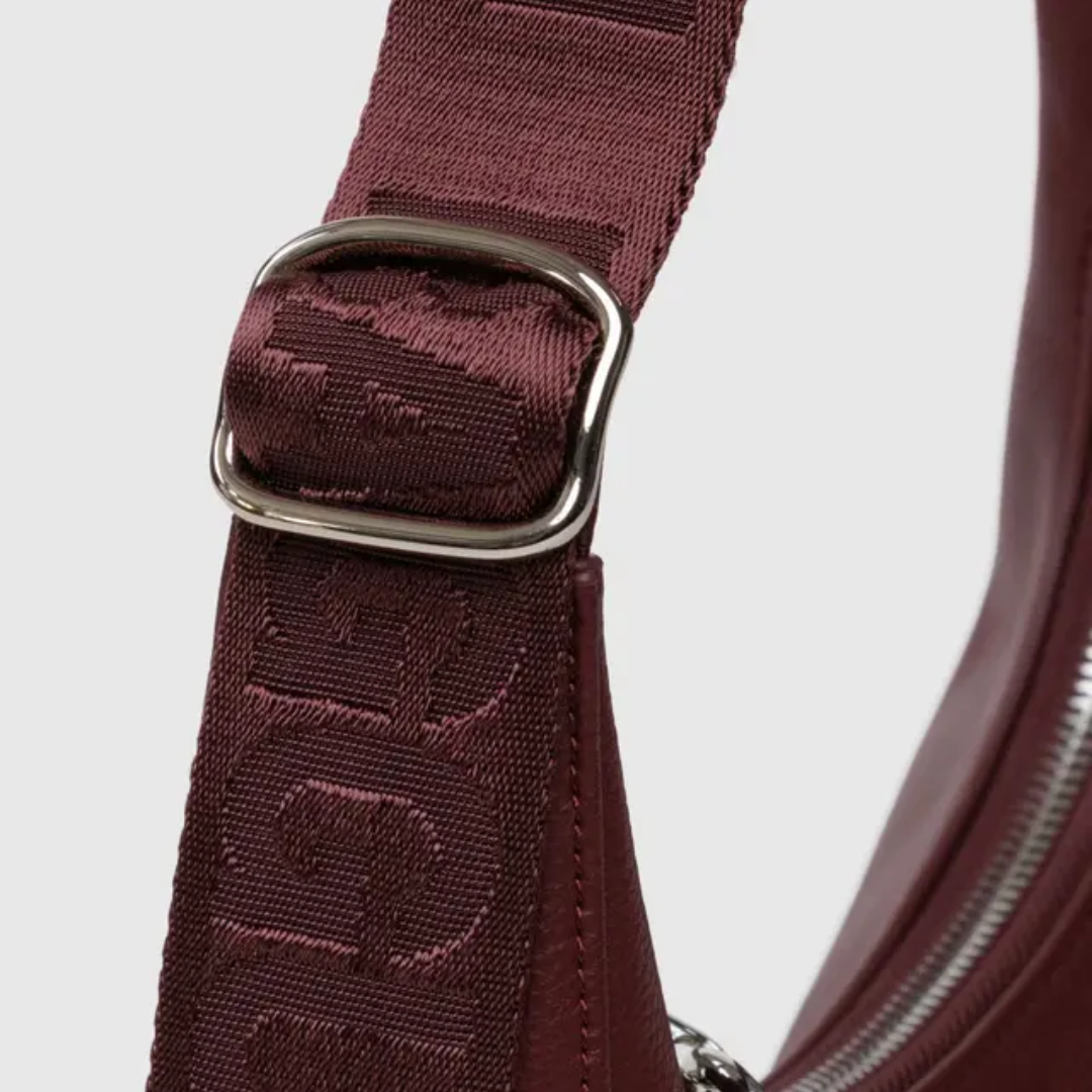 detail of the strap and adjustable buckle