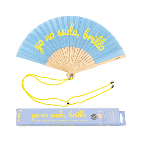Sky blue and yellow hand fan that says "yo no sudo, brillo" in script.