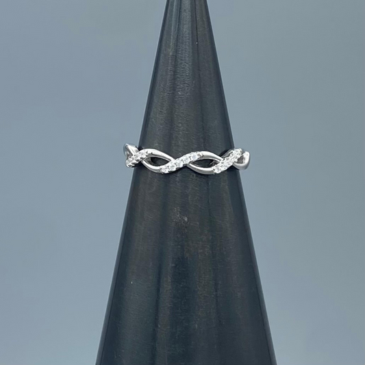 Silver ring with two bands intertwined featuring stones of cubic zirconium.