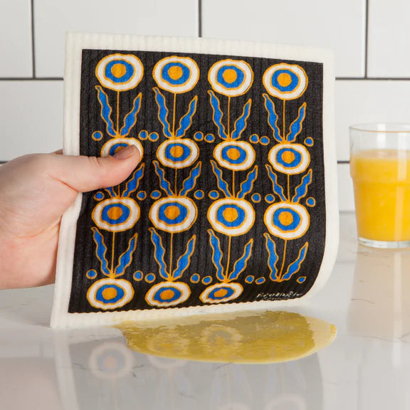 Sponge cloth cleaning spill