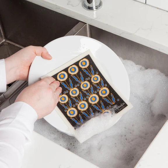 Washing dishes with the sponge cloth