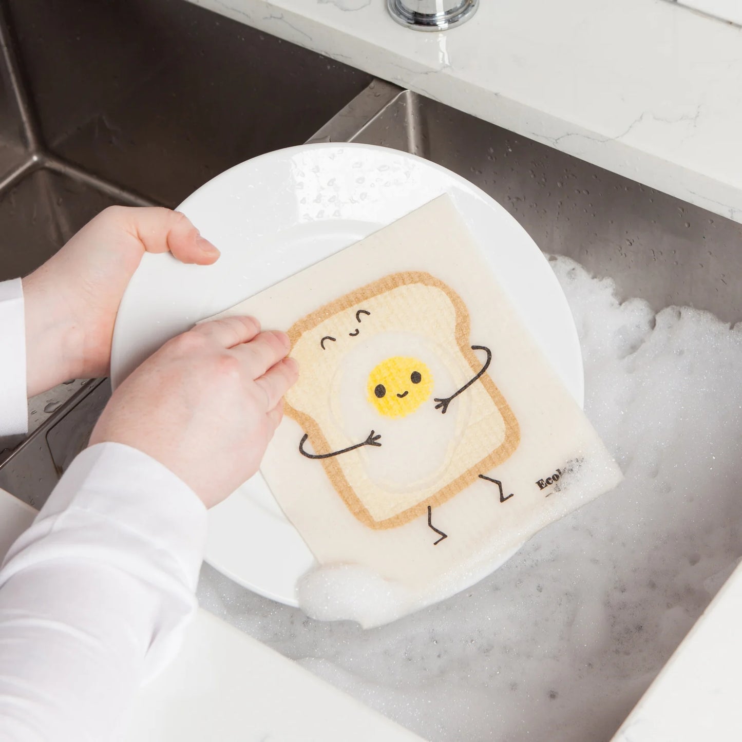 washing dishes with the sponge cloth 